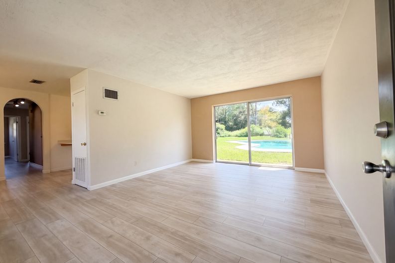 Photo 3 of 17 of 1737 Hawaii Dr E, Jacksonville, FL