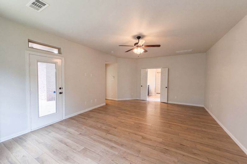 Photo 5 of 39 of 9332 Kaitlyn Ct, Lantana, TX