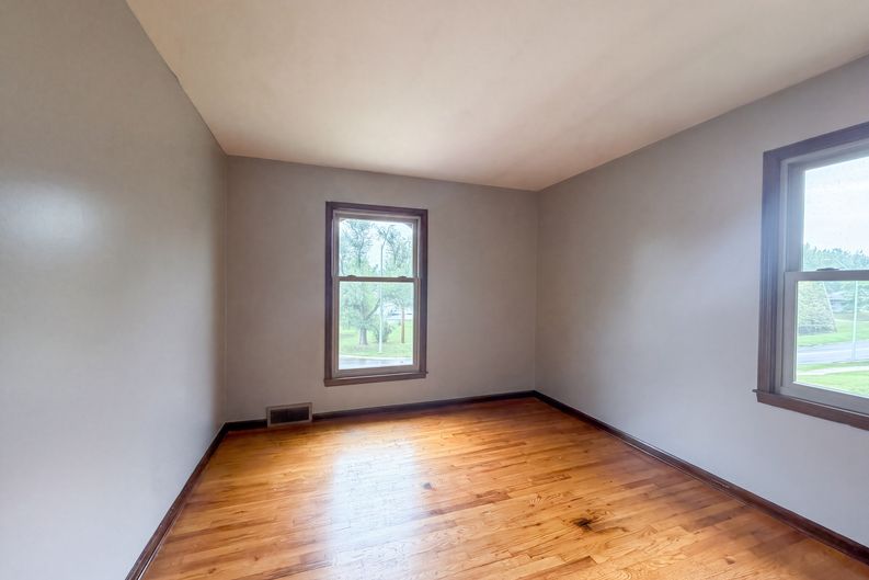 Photo 12 of 27 of 6916 N Overland Dr, Kansas City, MO