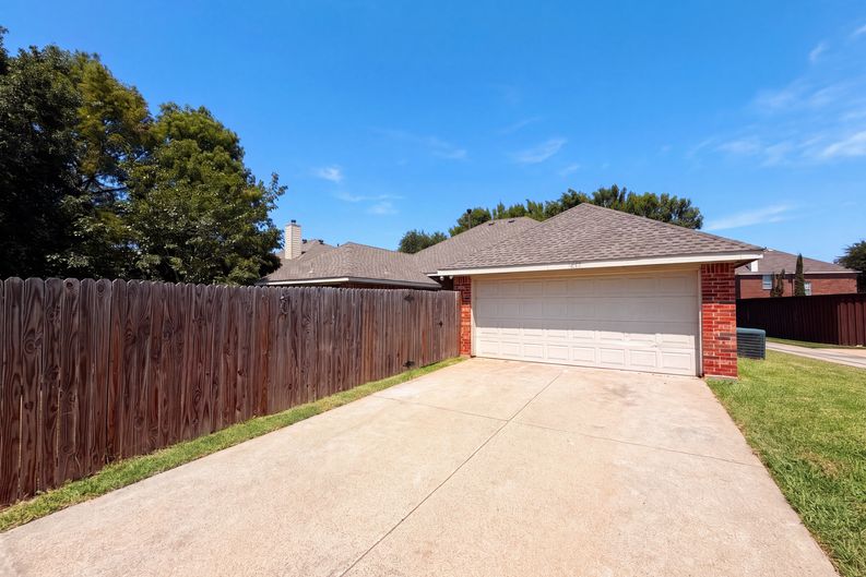Photo 15 of 16 of 6401 Marquett Dr, Rowlett, TX