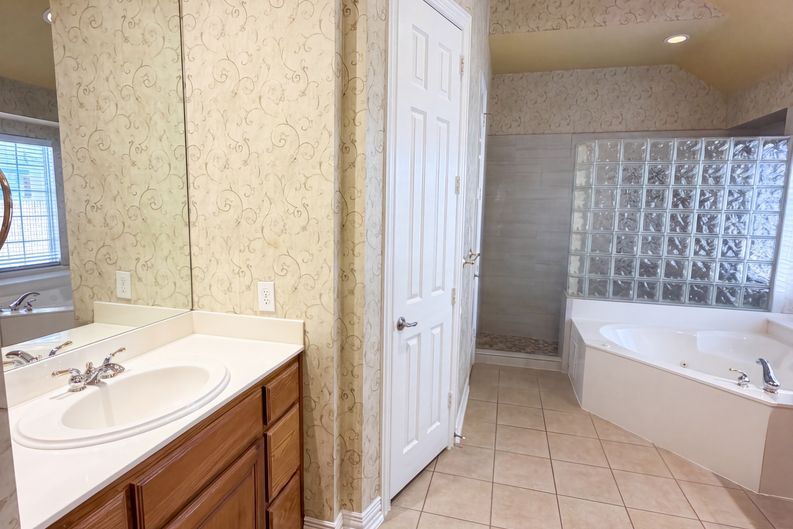 Photo 22 of 46 of 3228 Tearose Dr, Richardson, TX