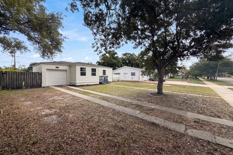 Photo 22 of 32 of 6129 5th Ave N, Saint Petersburg, FL