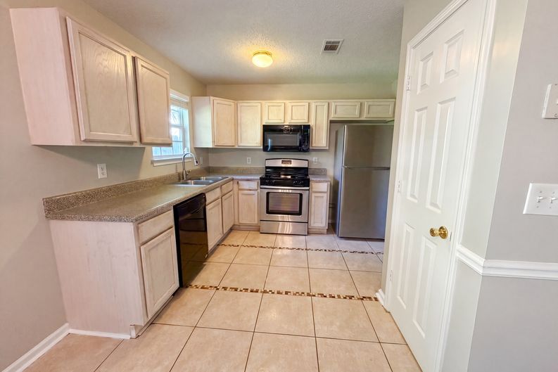 Photo 18 of 26 of 3045 Stonebridge Creek Dr, Lithonia, GA