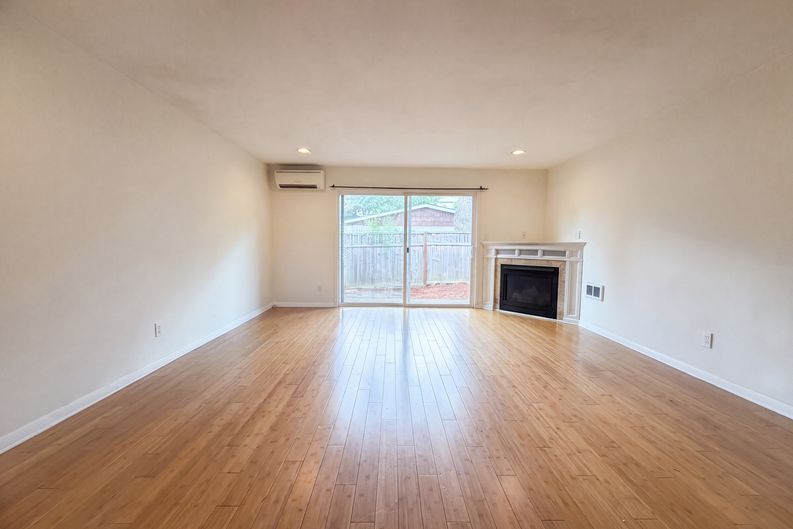 Photo 3 of 14 of 122 SE 73rd Ave, Portland, OR
