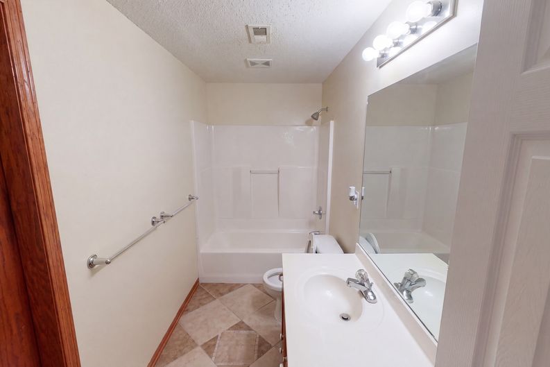 Photo 10 of 41 of 6505 E 44th St N, Bel Aire, KS