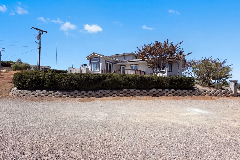 Photo 5 of 42 of 1596 Aldorado Dr, Vista, CA