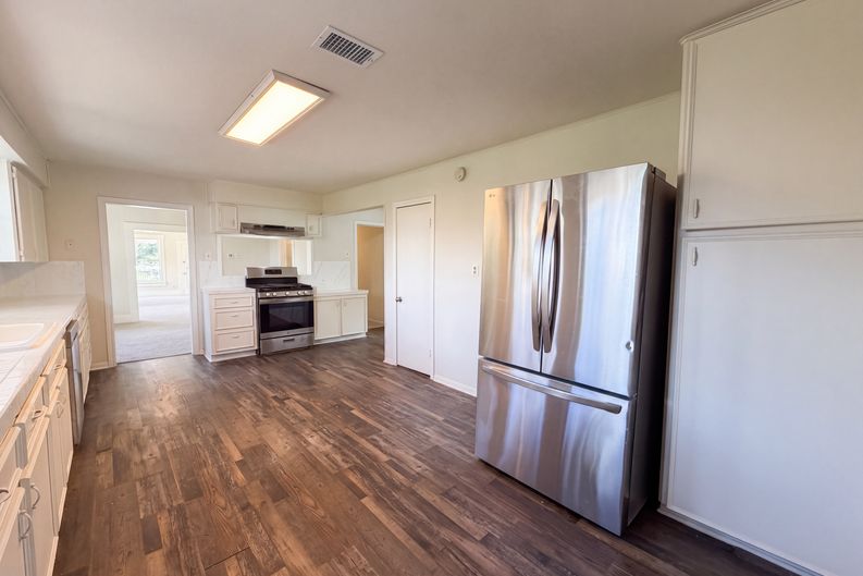 Photo 9 of 26 of 714 Bolling Ln, Houston, TX