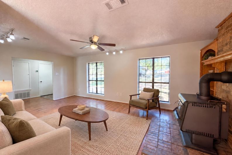 Photo 6 of 28 of 15830 Hilltop Dr, Kemp, TX
