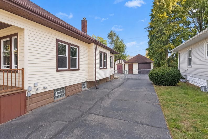 Photo 22 of 25 of 2719 Peavey St, Port Huron, MI