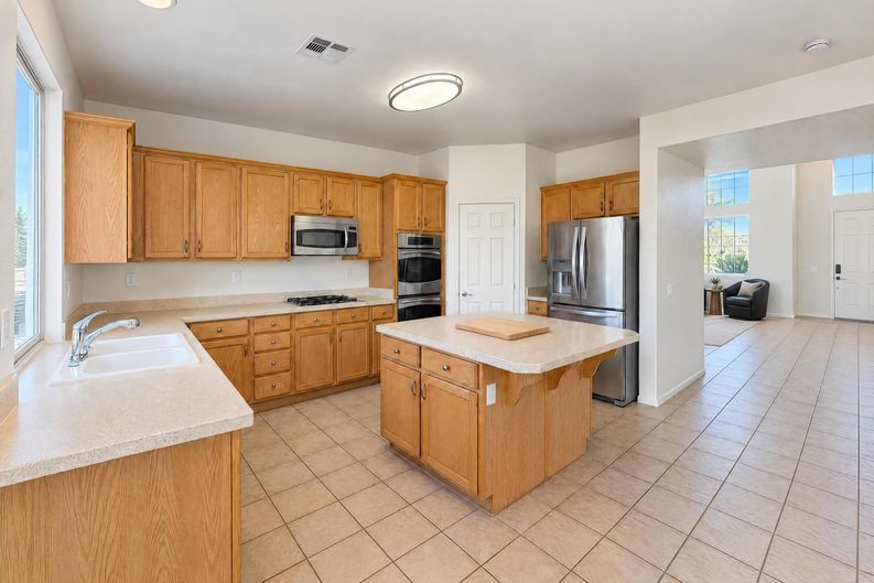 Photo 10 of 42 of 165 Mount Saint Helens Dr, Henderson, NV
