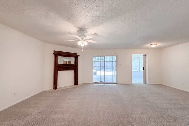 Photo 4 of 17 of 1713 Steinburg Ln, Fort Worth, TX