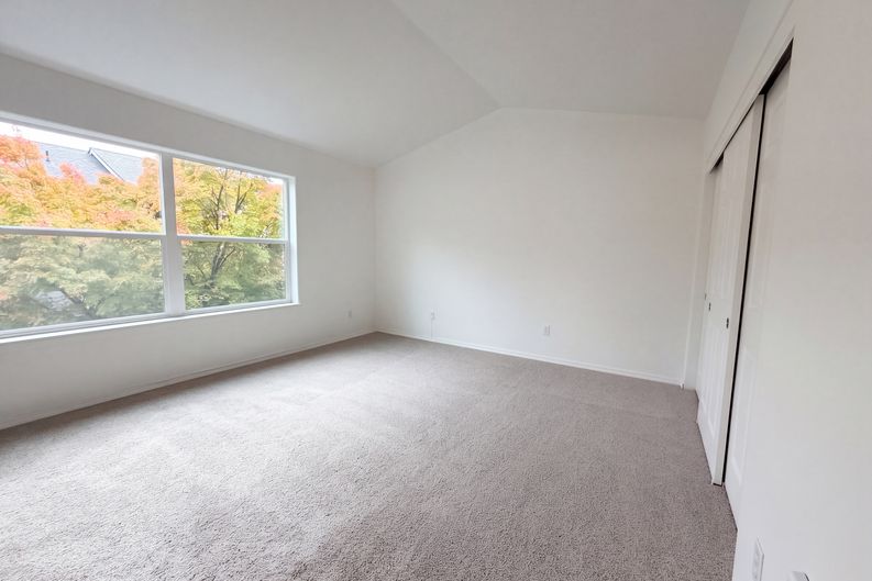 Photo 4 of 26 of 546 NE Knott St, Portland, OR