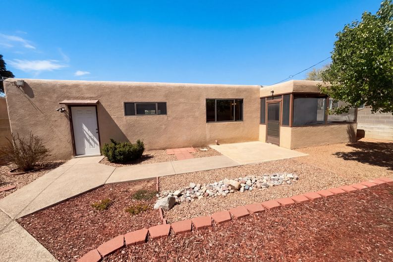 Photo 5 of 16 of 3336 Betts Dr NE, Albuquerque, NM