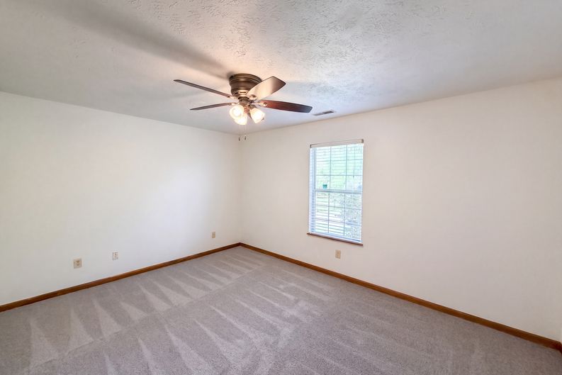 Photo 4 of 19 of 10048 Ironway Dr, Indianapolis, IN