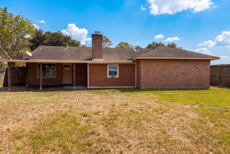 Photo 5 of 18 of 3206 Brookdale Ct, Deer Park, TX