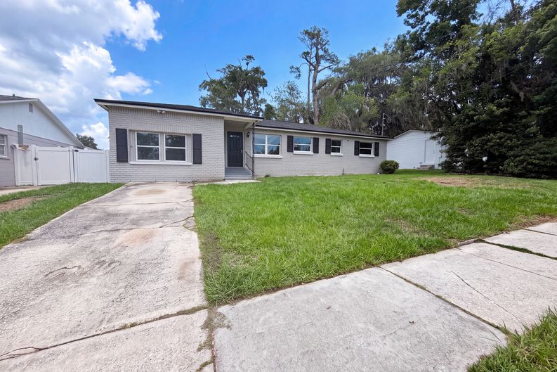 Photo 18 of 21 of 411 Capricorn Ln, Orange Park, FL