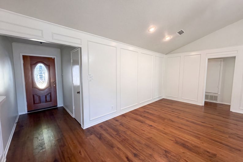 Photo 7 of 27 of 1208 Hillcrest Dr, Euless, TX