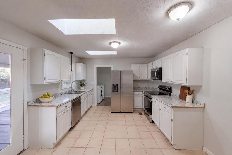 Photo 3 of 17 of 909 Axis Cir, Hope Mills, NC