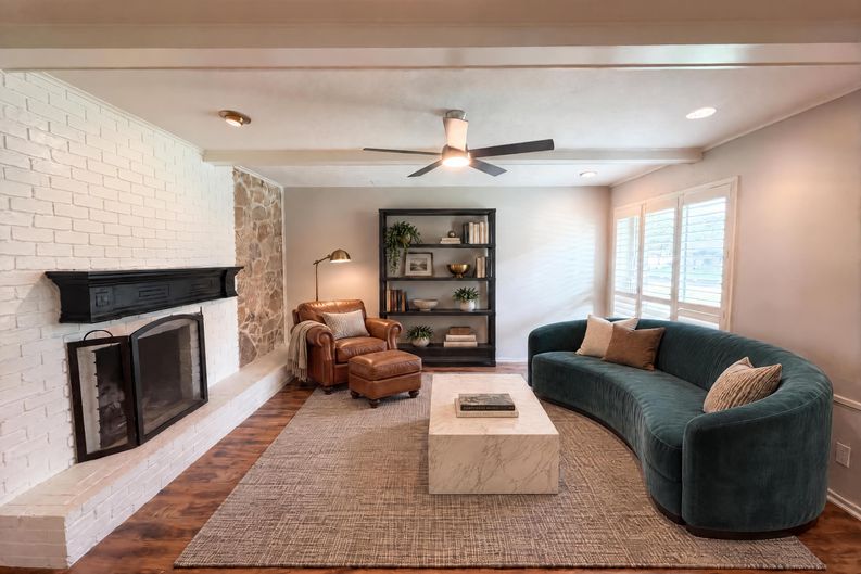 Photo 9 of 22 of 1618 Woodcrest Ln, Carrollton, TX