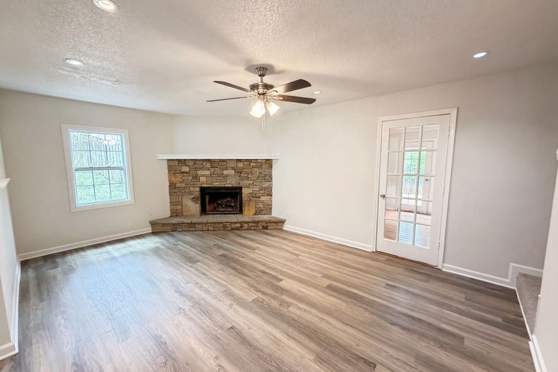 Photo 3 of 23 of 5073 Farm Valley Dr NE, Woodstock, GA