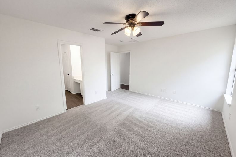 Photo 18 of 31 of 1033 Olivewood Ln, Fort Worth, TX