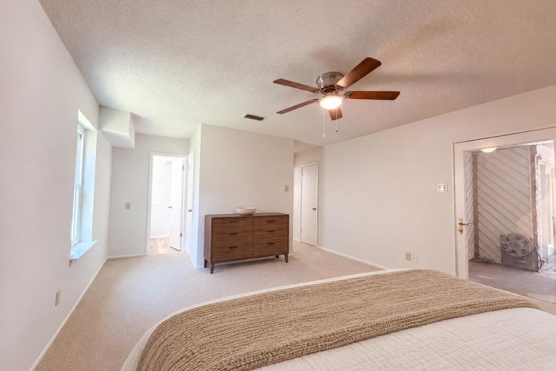 Photo 8 of 20 of 1136 Kris St, Irving, TX