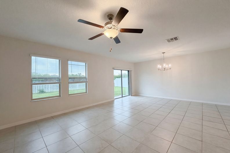Photo 14 of 42 of 11849 Blackeyed Susan Dr, Riverview, FL