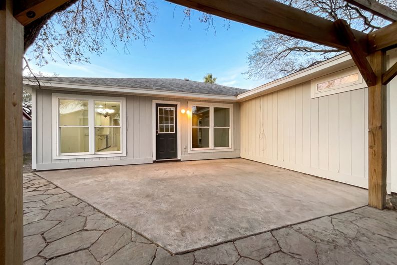 Photo 5 of 16 of 2175 Timberleaf Cir, Ingleside, TX