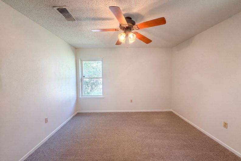 Photo 4 of 16 of 908 Laurie Ln, Copperas Cove, TX