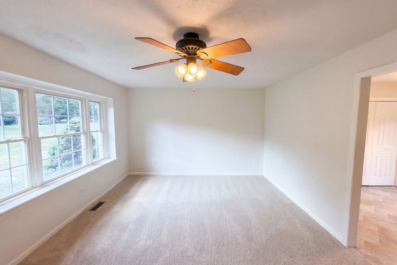 Photo 9 of 20 of 3221 Meadow Ln, Winston Salem, NC