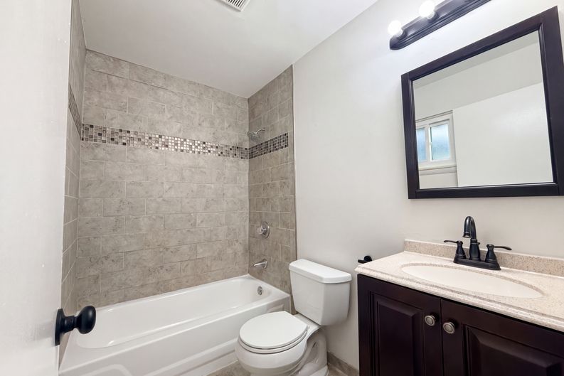 Photo 11 of 19 of 33522 Fernwood St, Westland, MI
