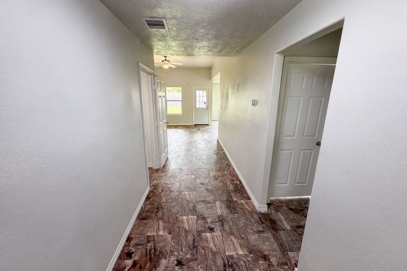 Photo 8 of 21 of 9002 Barracuda Dr, Texas City, TX