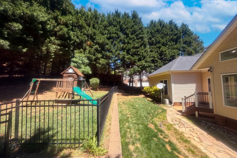 Photo 30 of 33 of 6120 Tennyson Dr, Kernersville, NC