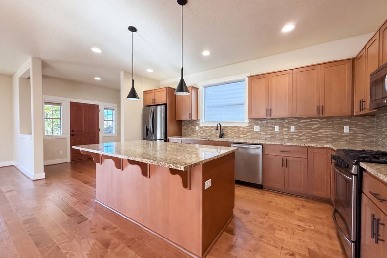 Photo 9 of 25 of 410 NE 76th Ave, Hillsboro, OR