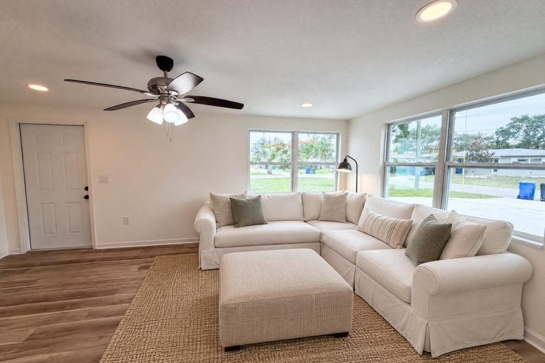 Photo 3 of 19 of 567 Baywood Dr N, Dunedin, FL