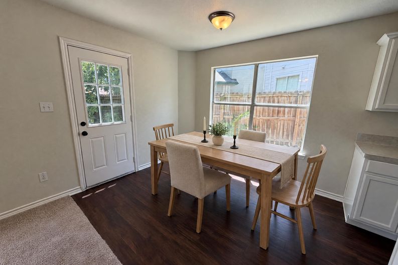 Photo 4 of 17 of 1555 Parkfield Cir, Round Rock, TX