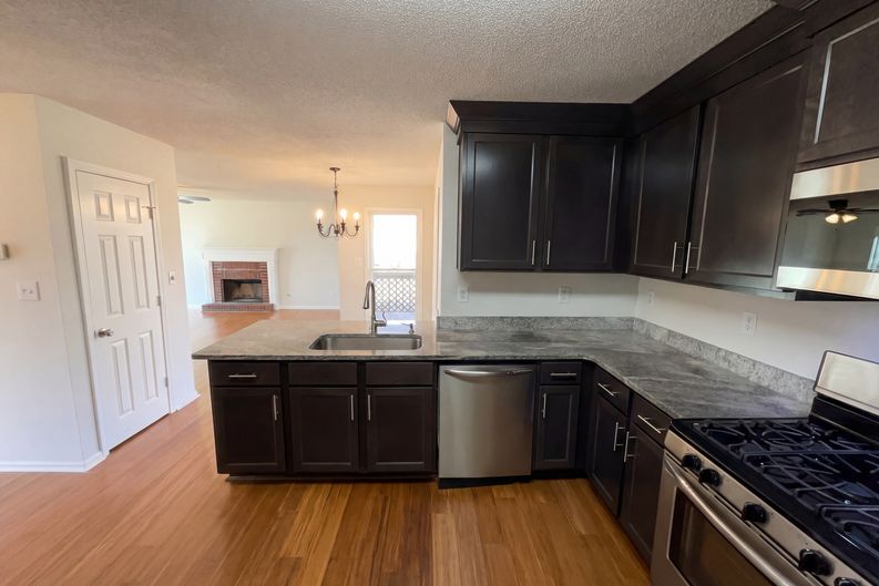 Photo 8 of 28 of 1012 Crown Corners Dr, McDonough, GA