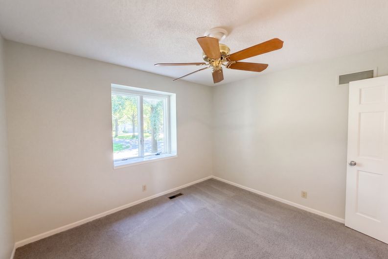 Photo 10 of 47 of 12600 Pawnee Ln, Leawood, KS