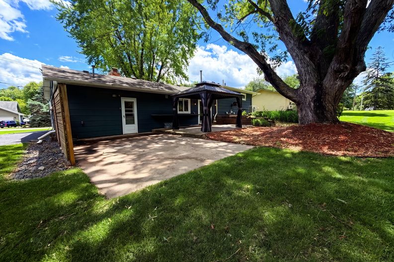 Photo 5 of 24 of 18220 Duck Lake Trl, Eden Prairie, MN