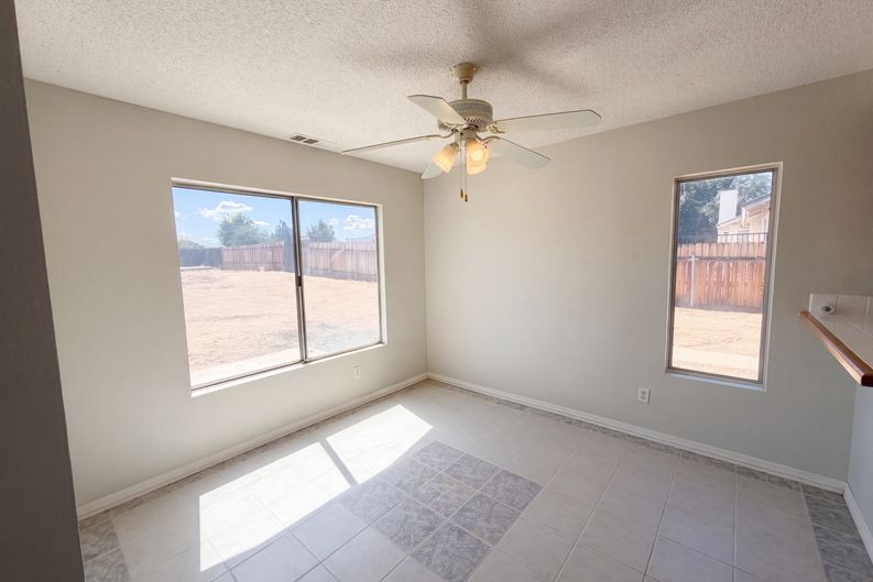 Photo 7 of 18 of 13561 Glacier Cir, Hesperia, CA