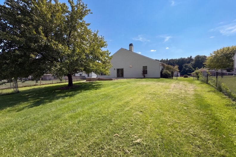 Photo 5 of 19 of 10048 Ironway Dr, Indianapolis, IN