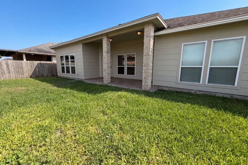 Photo 5 of 18 of 6906 King George Pl, Corpus Christi, TX