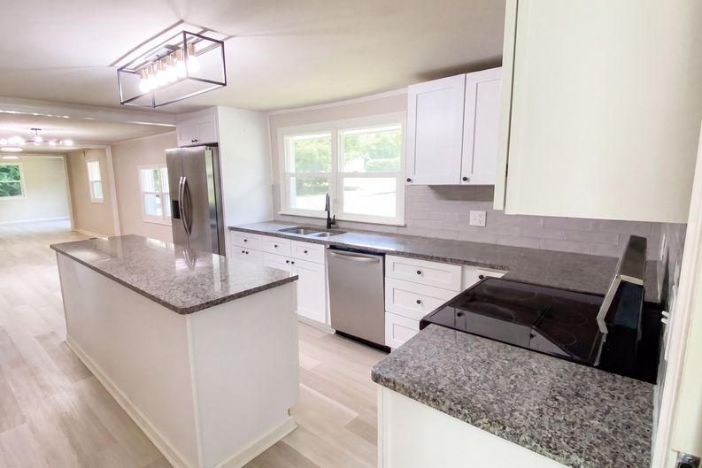 Photo 7 of 32 of 630 S Lee St, Batesburg, SC