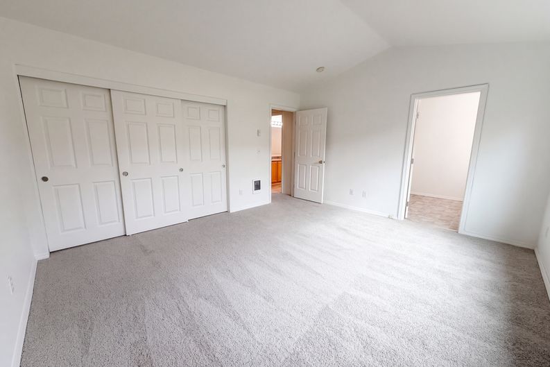 Photo 9 of 26 of 546 NE Knott St, Portland, OR