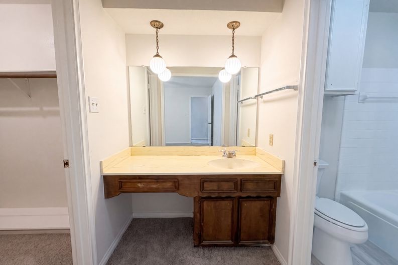 Photo 17 of 22 of 16338 Hollow Wood Dr, Houston, TX