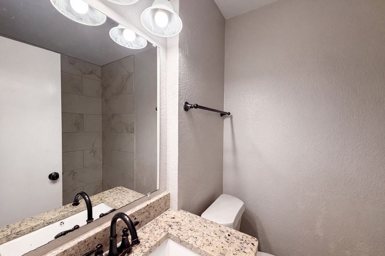 Photo 8 of 17 of 922 Meadowdale Cir, Garland, TX