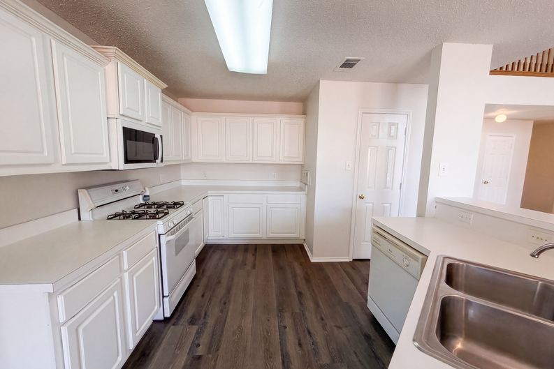 Photo 6 of 29 of 213 Cozy Ln, Cedar Hill, TX
