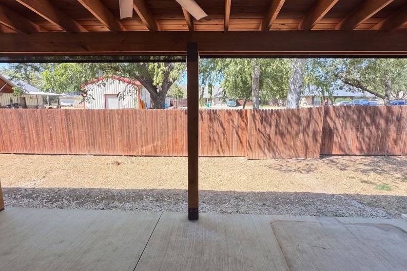 Photo 15 of 17 of 402 N Race St, Tioga, TX