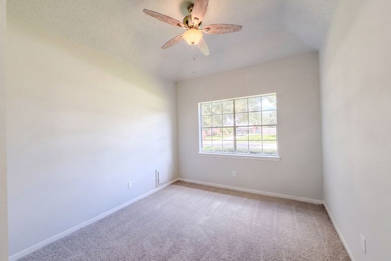 Photo 14 of 23 of 1102 Londonderry Ave, Friendswood, TX