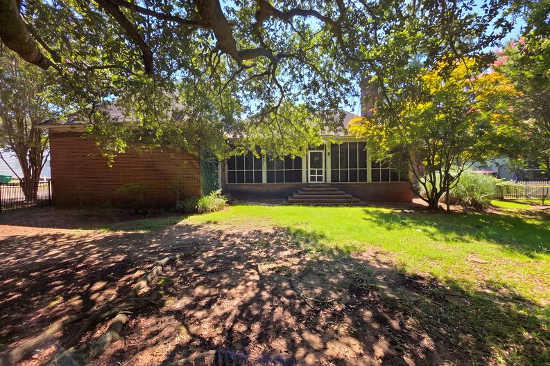 Photo 5 of 21 of 2109 Cumberland Ln, Albany, GA